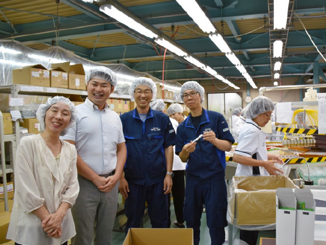 PREMIUMイオン歯ブラシ「KISS YOU®」が生まれる現場にて制作担当者と撮影